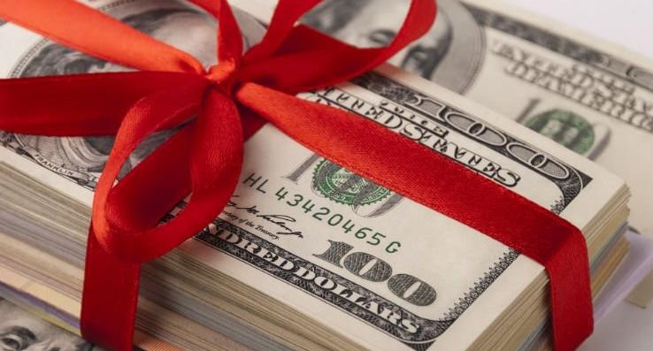 دادن پول به عنوان هدیه کریسمس
